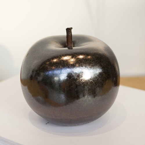 德國BULL＆STEIN 煙燻色陶瓷釉光蘋果雕塑 (室內、直徑29公分)