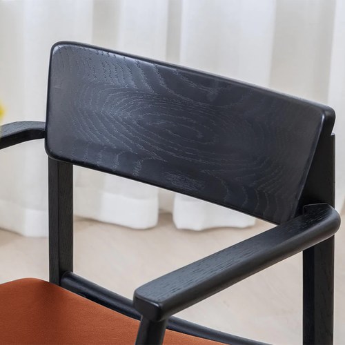 丹麥Sketch Poise典藏實木可堆疊扶手椅(墨黑/淺焦糖皮)