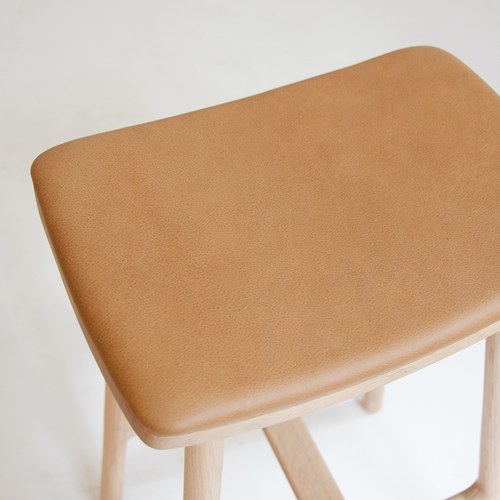 丹麥Sketch 微波浪皮革吧台椅 (橡木、高75.5公分)