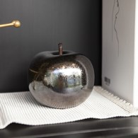 德國BULL＆STEIN 煙燻色陶瓷釉光蘋果雕塑 (室內、直徑12公分)