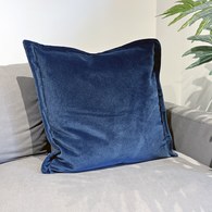 英國 Alexander＆James 天鵝絨手工方形靠枕 (靛藍、69公分)