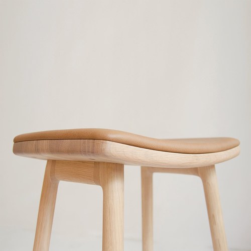 丹麥Sketch 微波浪皮革吧台椅 (橡木/奶茶皮)